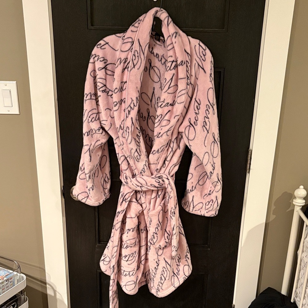 Victoria’s Secret short cozy robe pretty blossom script M/L